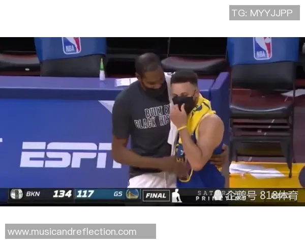 库里黑色牛仔时尚亮相 追梦白外套搭配黑超引领潮流风尚 库里黑色牛仔时尚亮相 追梦白外套搭配黑超引领潮流风尚