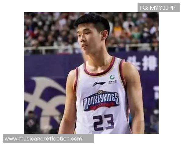 林葳巧妙脑后传球过人 德米尔接球轻松得分展现默契配合 林葳巧妙脑后传球过人 德米尔接球轻松得分展现默契配合